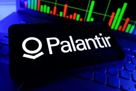 Palantir（PLTR）股价飙升：五角大楼AI协议与营收爆发式增长