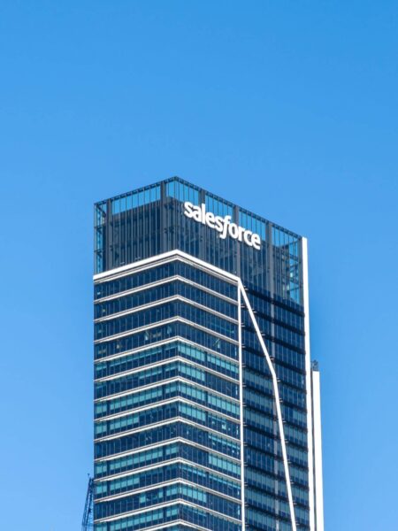 Salesforce (CRM) Q4财报强劲，叠加Claudeforce整合，股价飙升