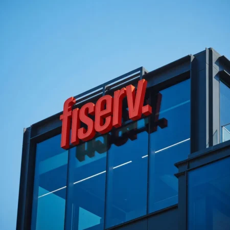 Fiserv下调2026年盈利预期，股价暴跌12%