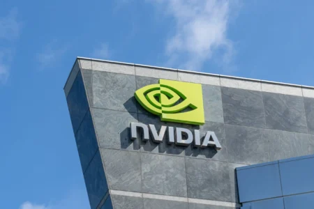 英伟达（NVDA）股票现占标普500总市值的8%