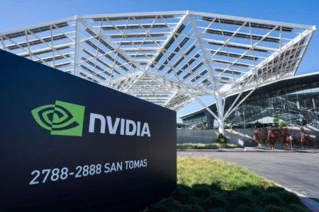 英伟达(NVDA)股价飙升4.3%，SpaceX达成独家Vera Rubin合作