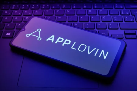 AppLovin (APP) 股价年内暴跌54%，华尔街纷纷下调目标价