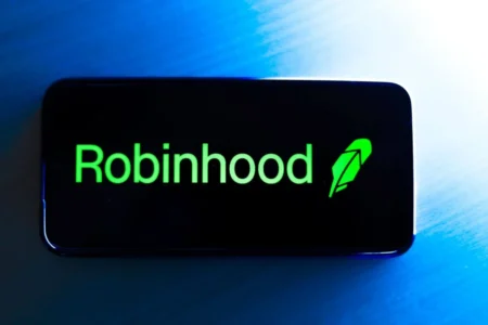 特朗普支持加密货币清晰法案，Robinhood (HOOD) 股价飙升11%