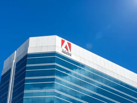 Adobe (ADBE) 股票：领导层交接与AI驱动版Acrobat发布，Q3财报前夕