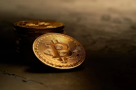 比特币（BTC）在中东紧张局势和ETF资金动态变化中企稳于7.8万美元附近