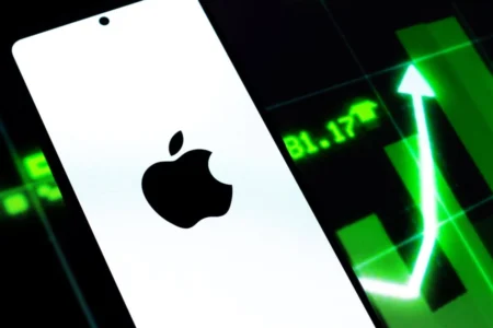 苹果(AAPL)股价维持上涨动能，AI基础设施担忧波及科技巨头