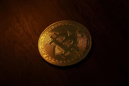 比特币（BTC）价格持稳7.7万美元上方，油价跌至85美元