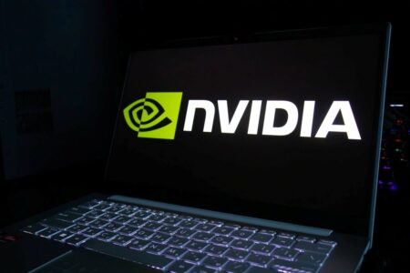 英伟达（NVDA）股价攀升：AI服务器价格飙升15%，财报在即