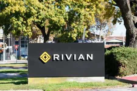 Rivian股价微涨1% 软件营收成新亮点