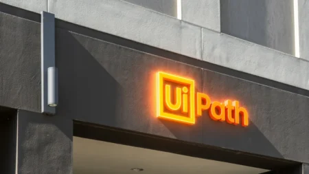 UiPath (PATH) 股价盘前下跌，尽管第二季度收入增长13%且ARR强劲增长