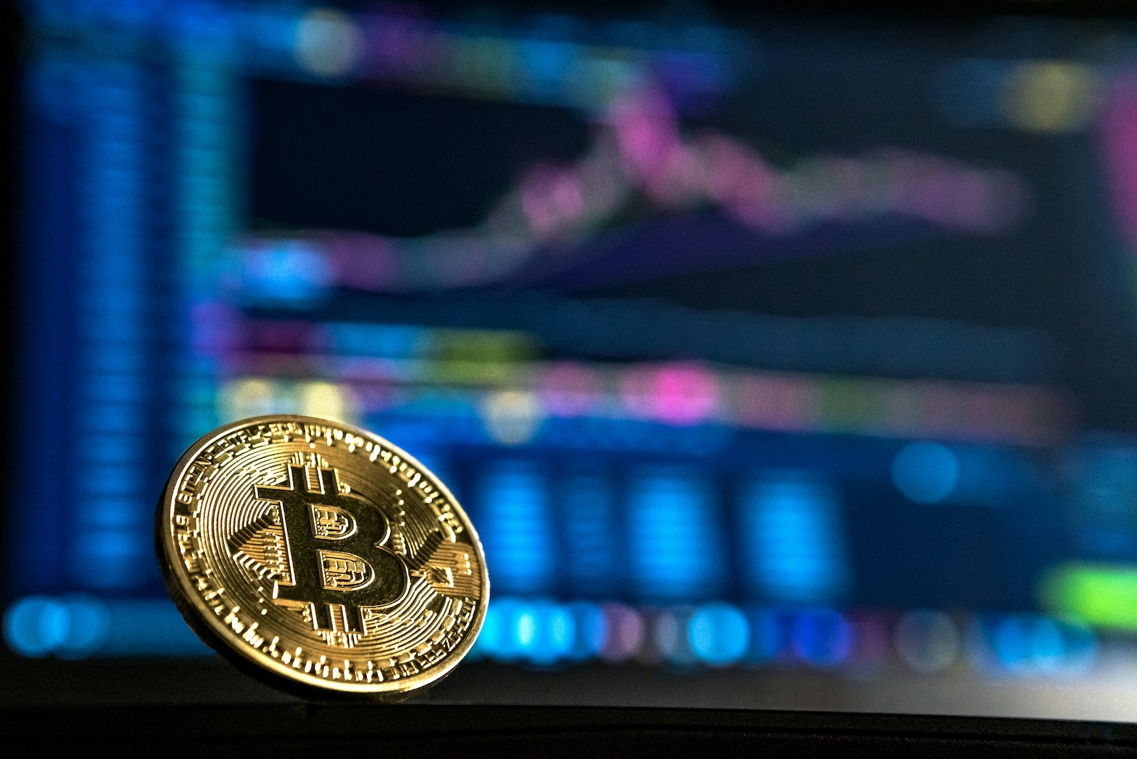 比特币突破8万美元：机构资金与监管回暖推动行情