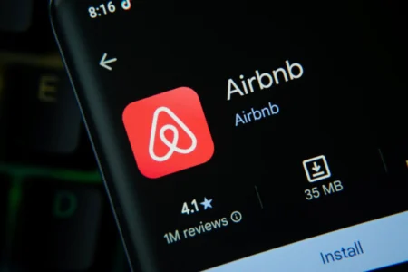 Airbnb (ABNB) 第二季度业绩强劲，股价飙升逼近52周高点